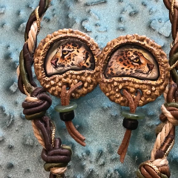 Handcrafted neckpiece with matching pierced earrings - Picture 3 of 4